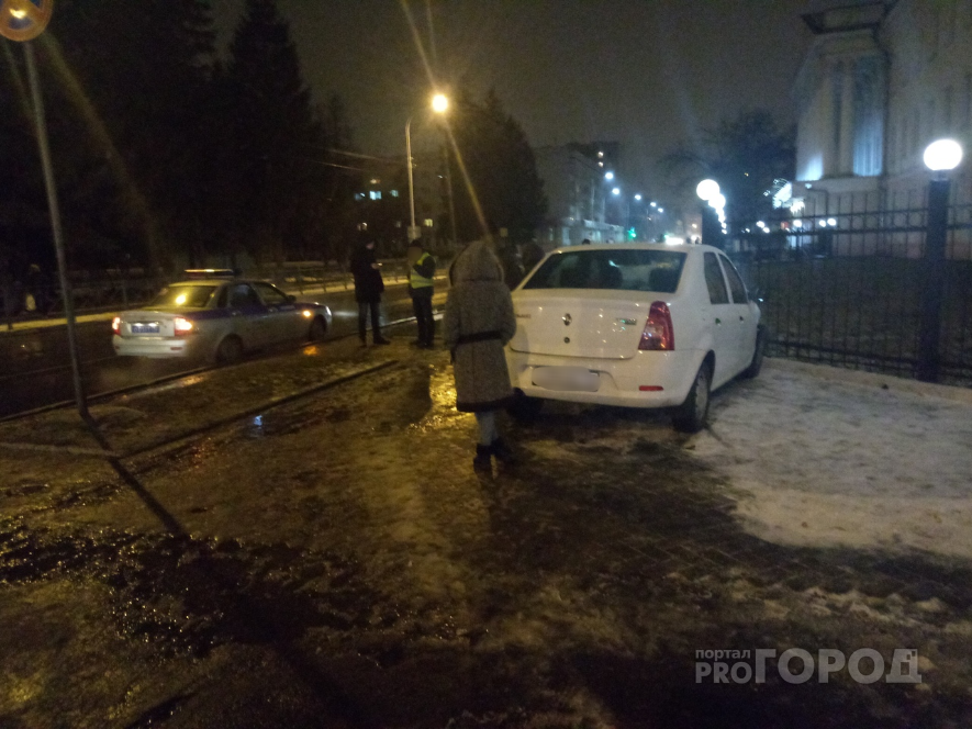 В Йошкар-Оле легковушка после ДТП «вылетела» на тротуар у университета