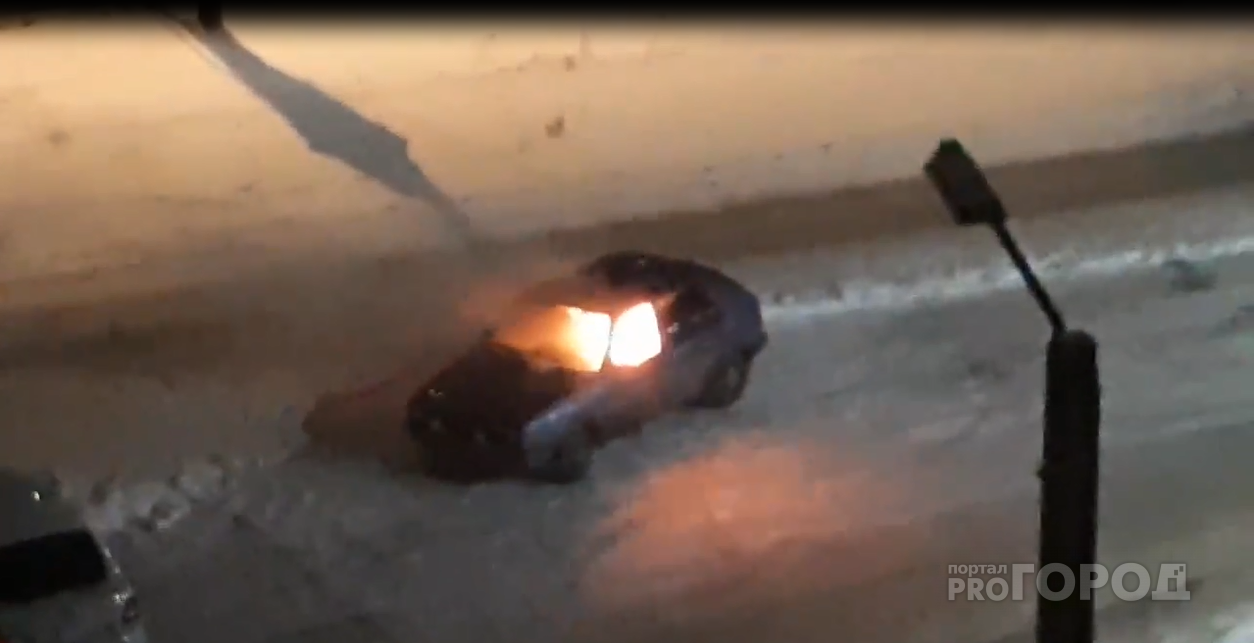 Появилось видео, как разгорался автомобиль, от которого потом йошкаролинцы "оттаскивали" машины