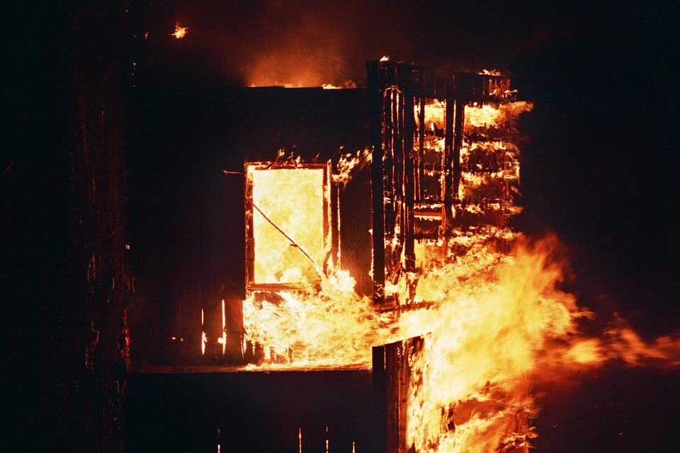 Трагедия в Марий Эл: огнеборцы в сгоревшем доме нашли обугленное тело 3-летнего ребенка