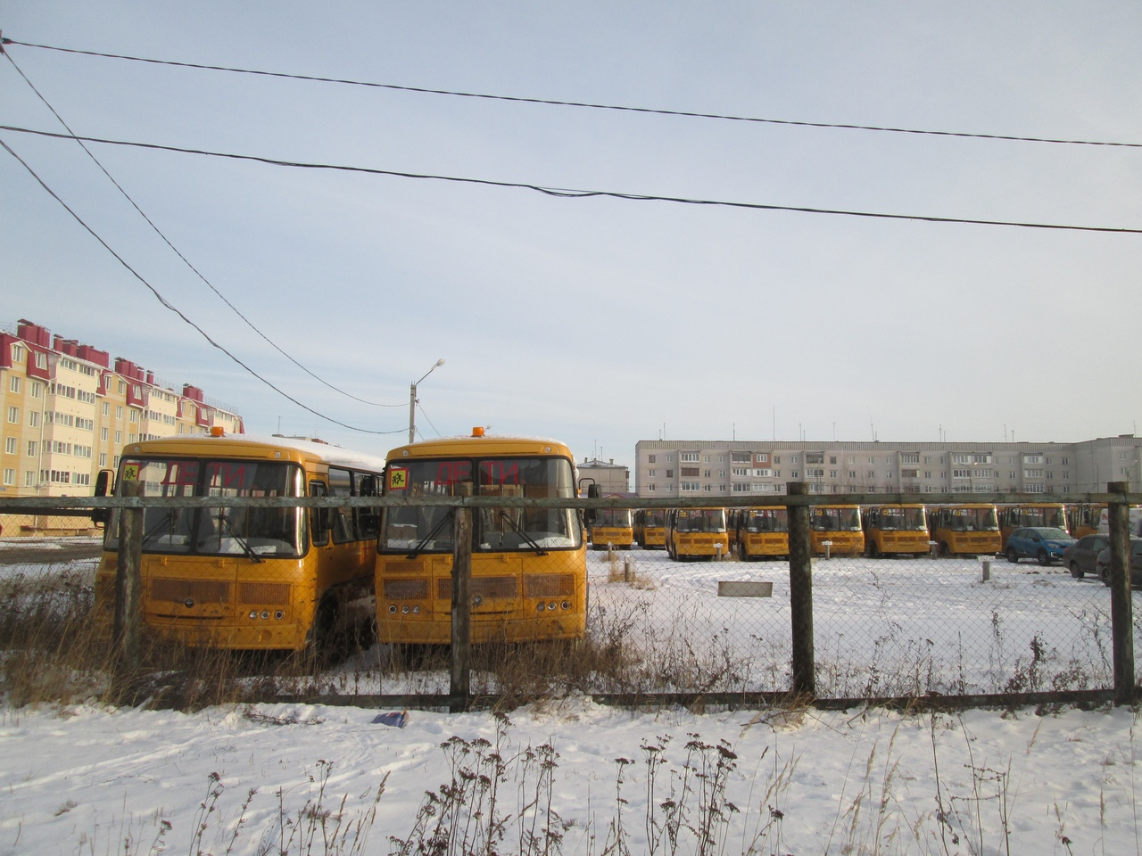 В Йошкар-Оле на стоянке "гниют" новые школьные автобусы и "скорые"