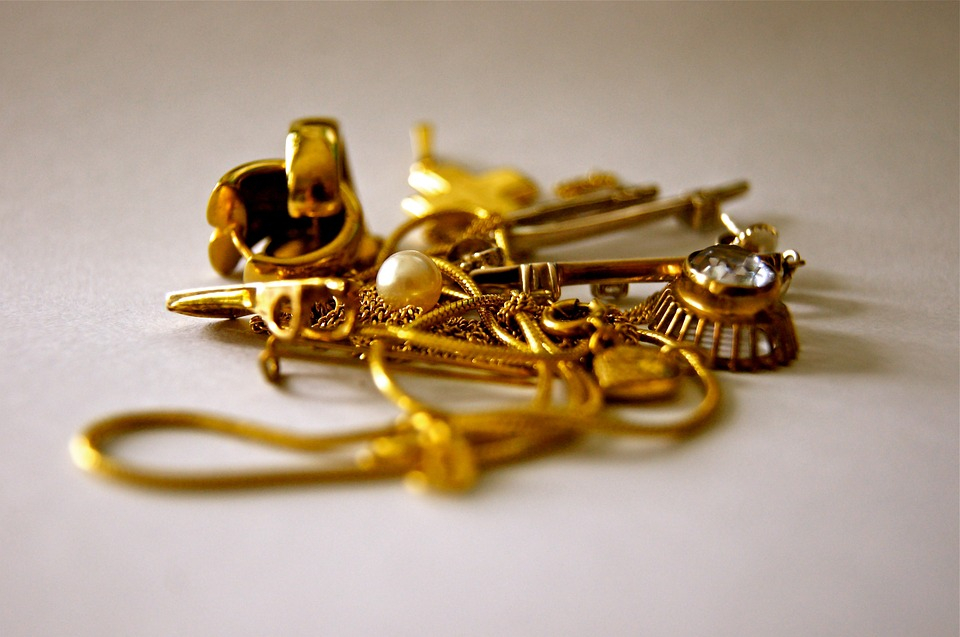 В Марий Эл воришка украл 20 золотых  цепочек из церковной лавки