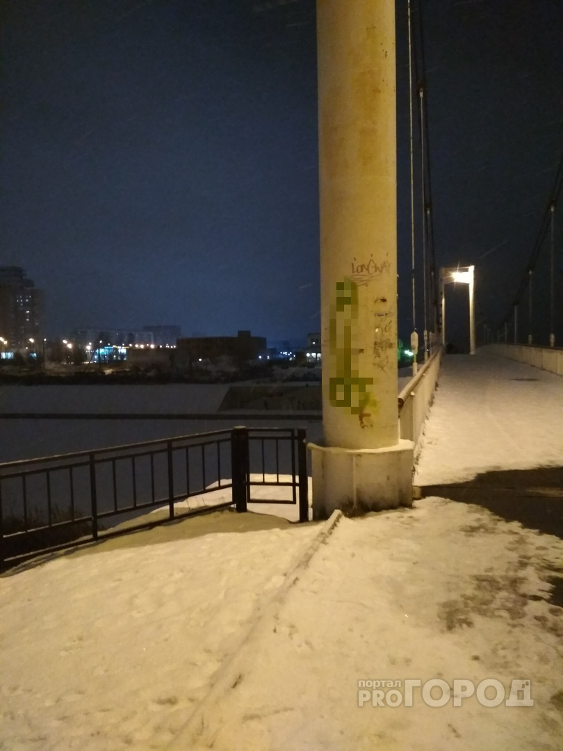 В Йошкар-Оле на пешеходном мосту художники нарисовали неприличный символ