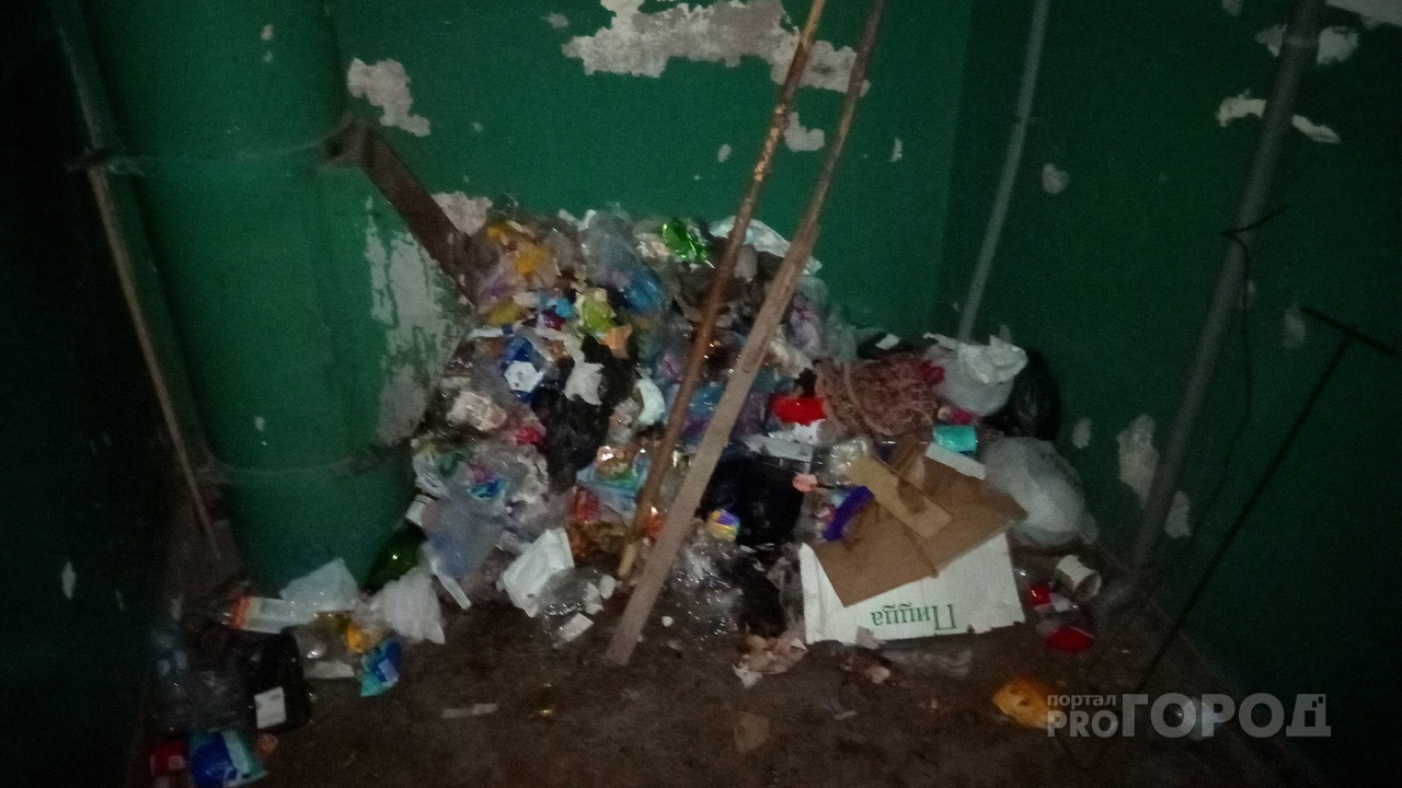 В Йошкар-Оле из мусоропровода на этаж вывалились килограммы отходов