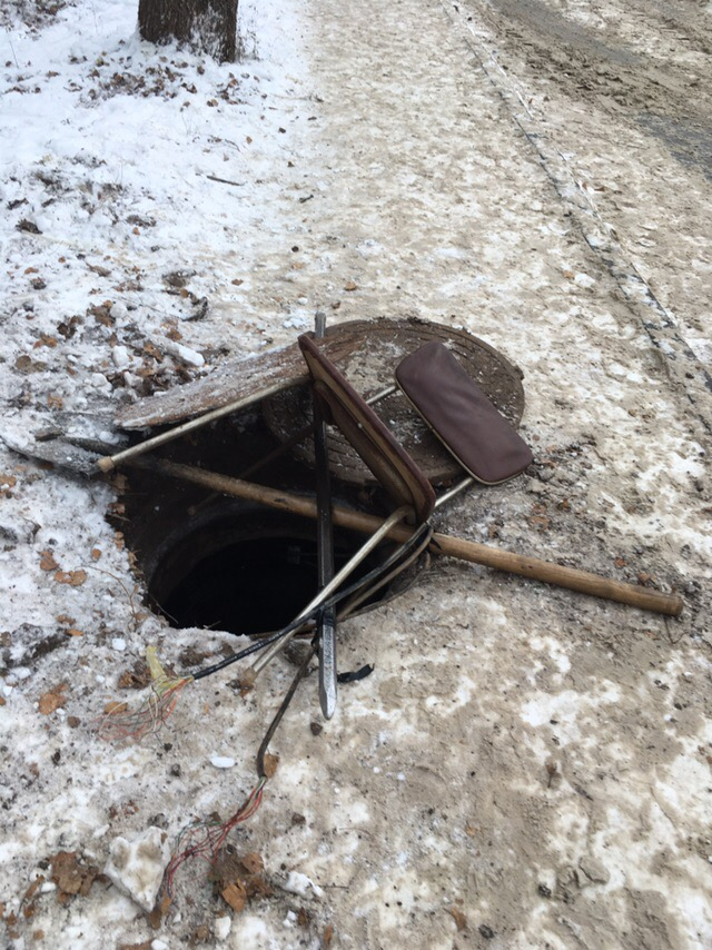 «Оградили»: В Йошкар-Оле канализационный люк обложили лопатой и стулом