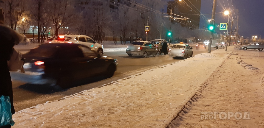 "Лед, свист и скрежет": В Йошкар-Оле две легковушки столкнулись у пешеходного перехода