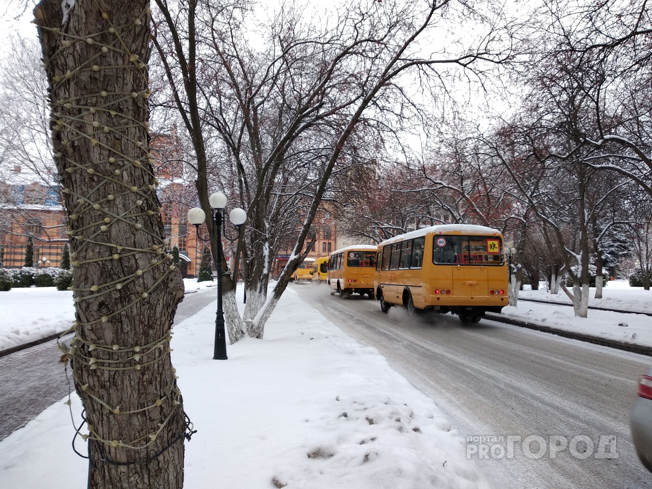 Уже в пути: Школьные автобусы, которые простаивали на парковке в Йошкар-Оле, отправились в районы