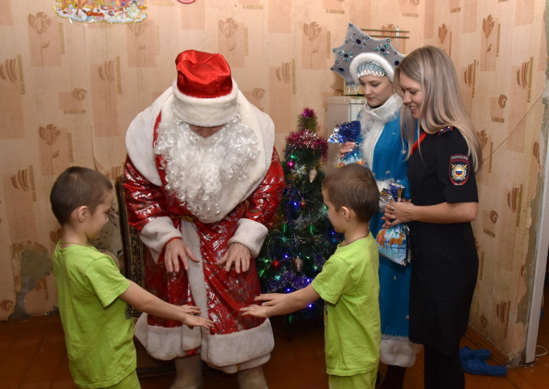 В Йошкар-Оле полицейские в костюме Деда Мороза и Снегурочки "нагрянули" к семьям на учете