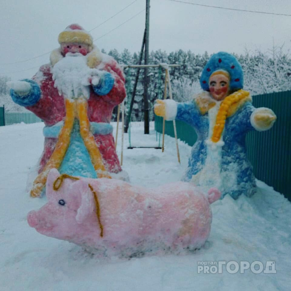 В деревню Марий Эл «пришли» огромный Дед Мороз и Снегурочка