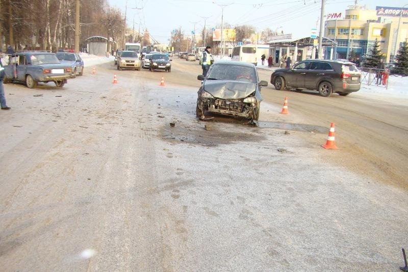 Авария на перекрестке в Йошкар-Оле: кто виноват в том, что Kalina разнесла "бочину" авто?