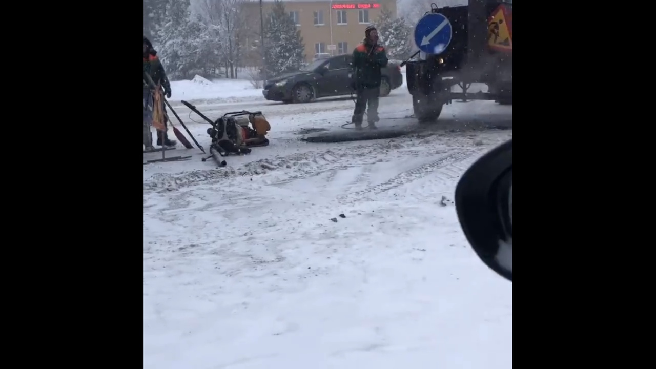 В Марий Эл дорожники в снег кладут асфальт (ВИДЕО)