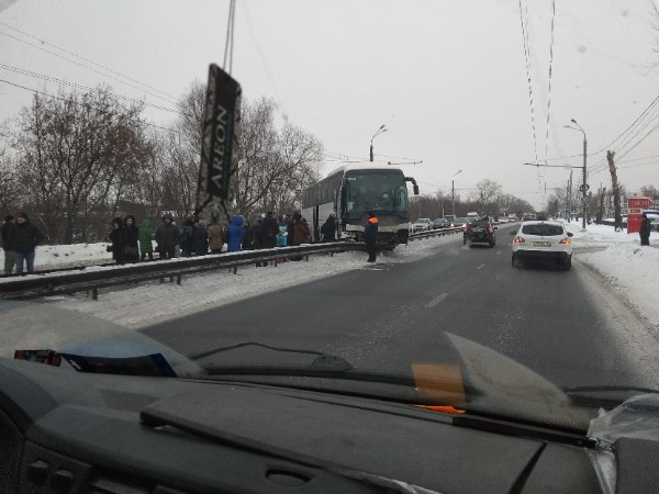 Автобус "Йошкар-Ола -Москва" вылетел в отбойник на трассе в Нижнем Новгороде