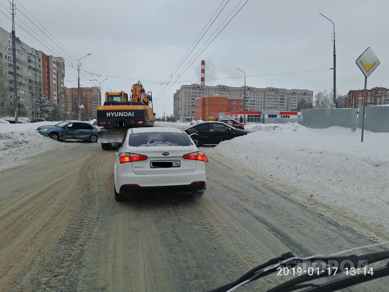 На Кирова стоят: две иномарки в Йошкар-Оле раскидало по дороге