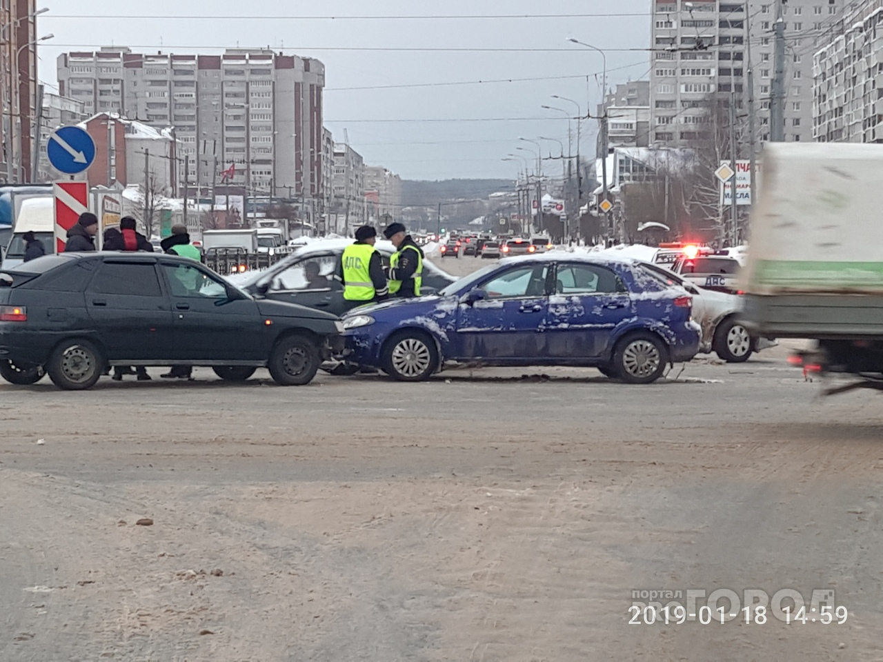 ДТП в Йошкар-Оле: на перекрестке не смогли разъехаться три легковушки