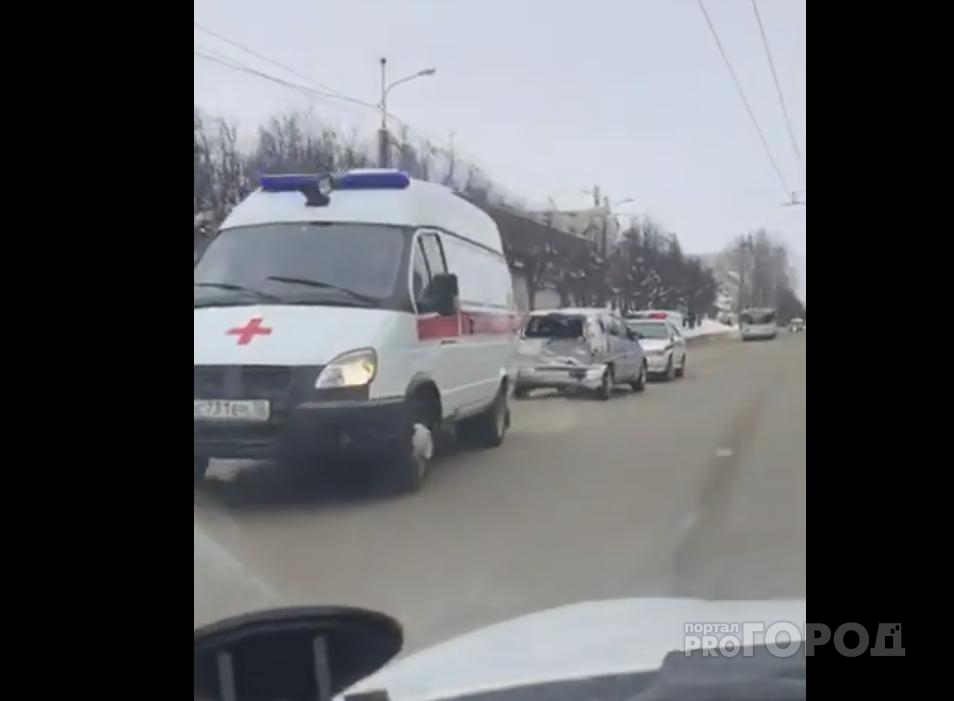 В центре Йошкар-Олы столкнулись два авто: работают медики (ВИДЕО)