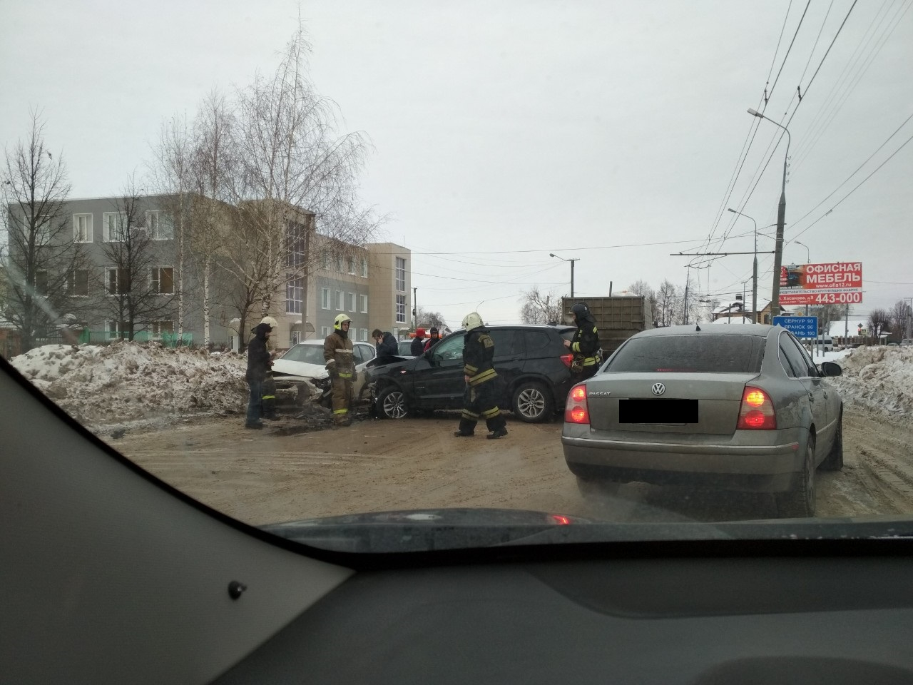 Перекрыли дорогу: в Йошкар-Оле BMW "вдавила" иномарку в сугроб