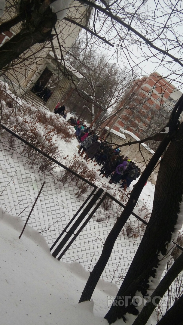 В Йошкар-Оле силовики окружили школу и вывели детей на улицу