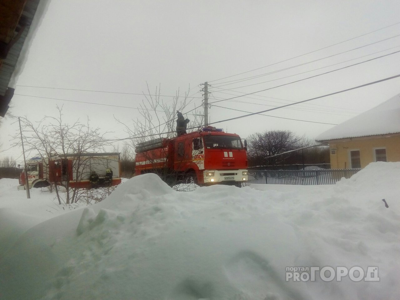 В Йошкар-Оле пожарная машина застряла по пути к горящему дому (ВИДЕО)