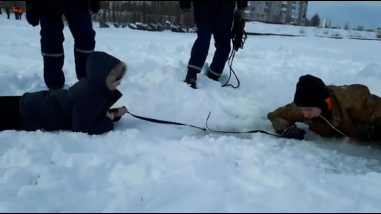 В Йошкар-Оле школьники «спасли» провалившегося под лед человека (ВИДЕО)