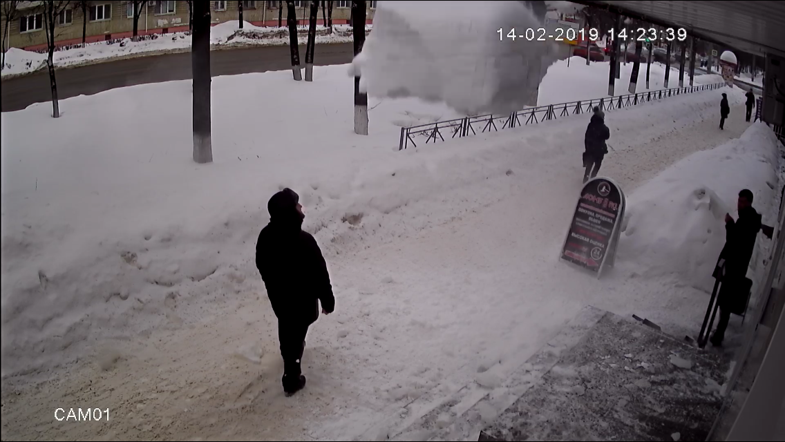 Горячий лед Йошкар Ола. Ком снега падает на голову человеку прохожему. Я упала на снегу сейчас 15.11.22 в 18:00 на улице Москвы. На город вечер упадет ледяной