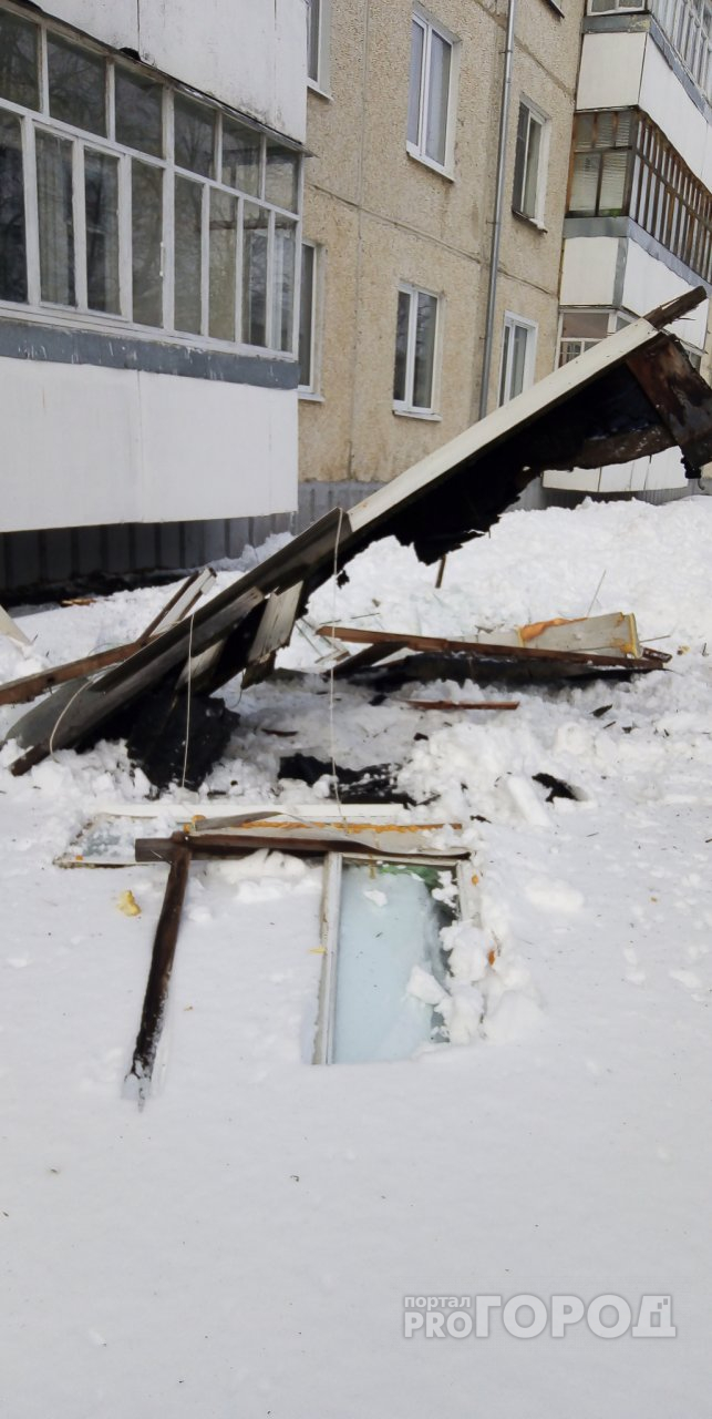 Фото дня: В поселке в Марий Эл стихия уничтожила балкон и спустила его на землю