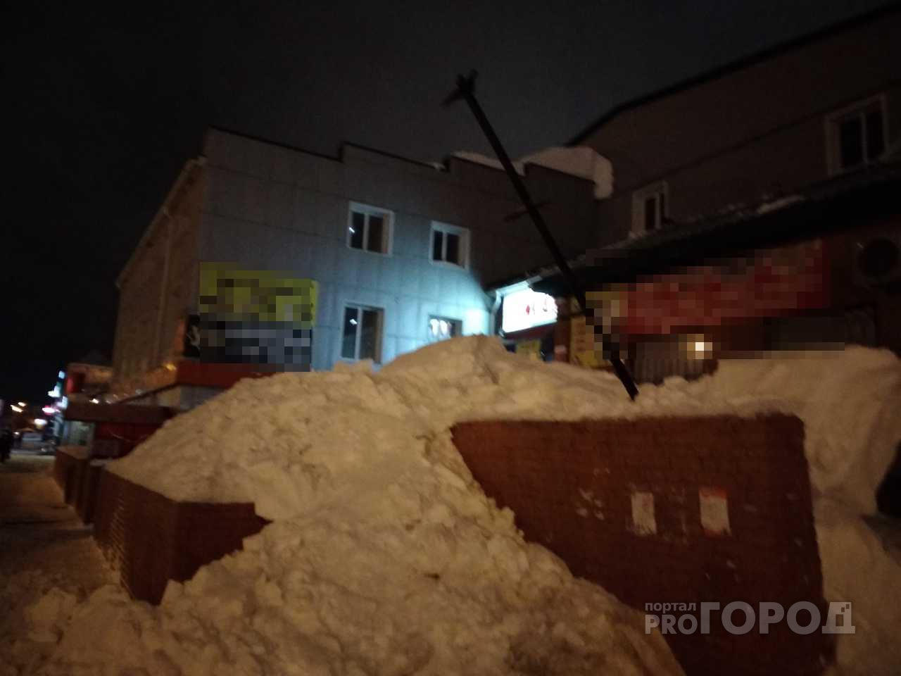 В Йошкар-Оле из-за снега рухнула крыша крыльца торгового центра