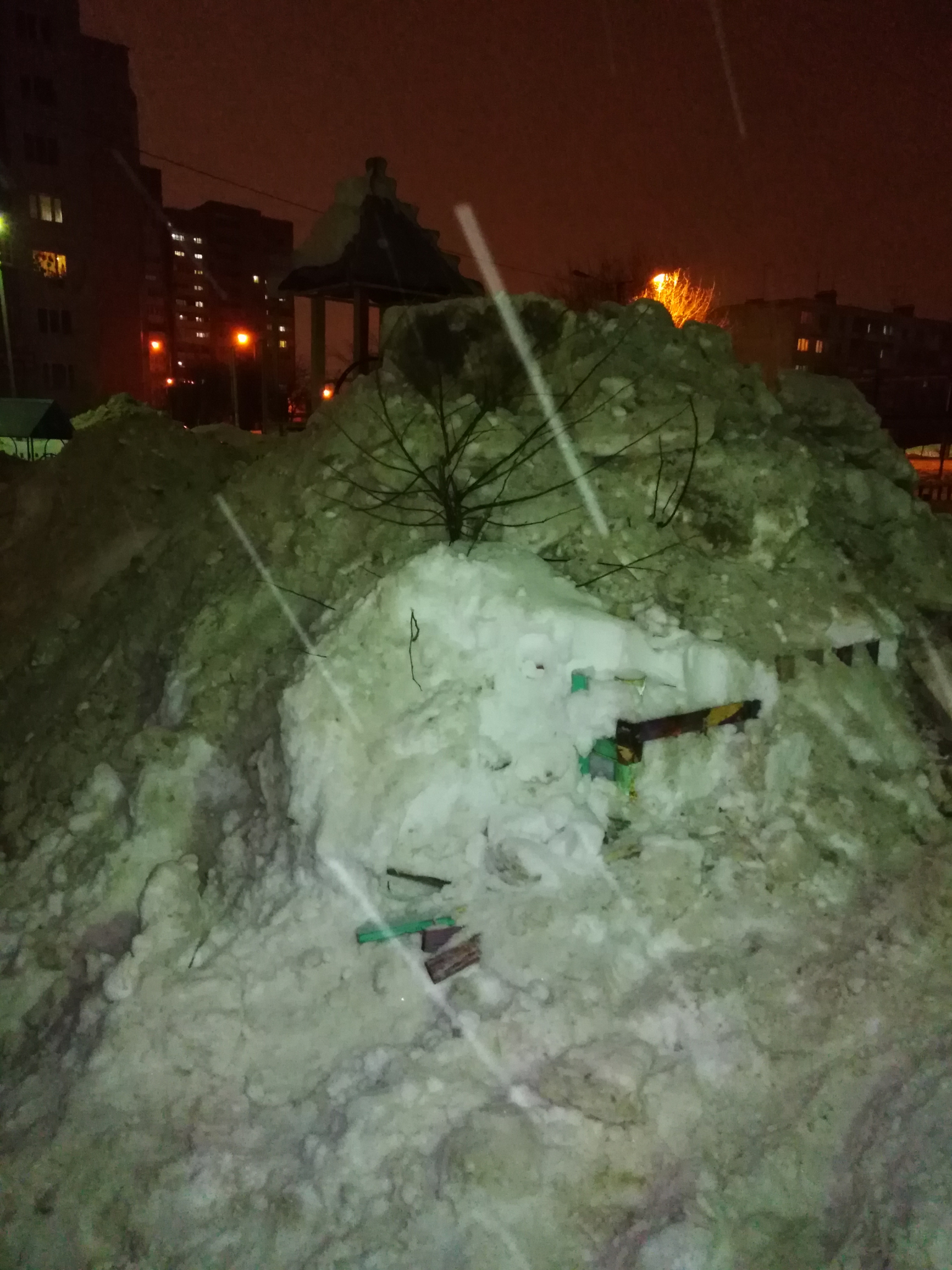 «Заехал не туда»: в Йошкар-Оле трактор почистил снег вместе с детской площадкой