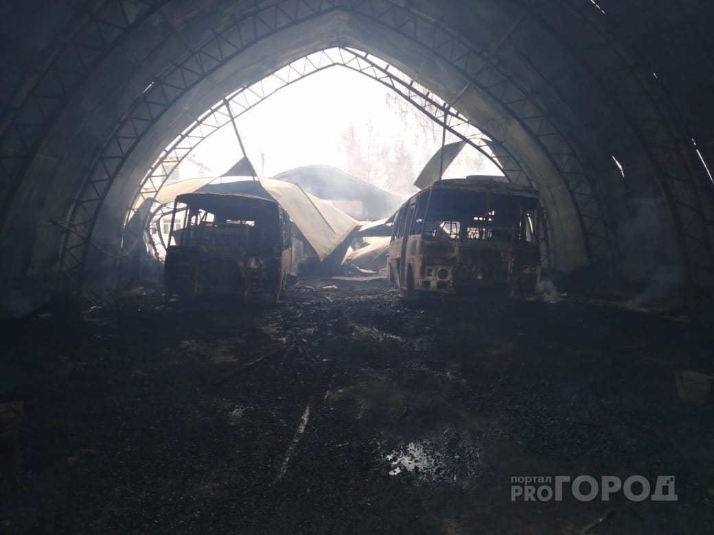 В Марий Эл огонь уничтожил два сельских школьных автобуса