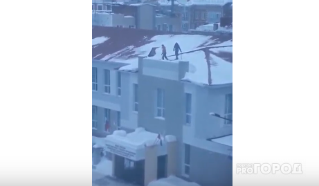 Отважные йошкаролинцы чистили снег на крыше, забыв про безопасность (ВИДЕО)