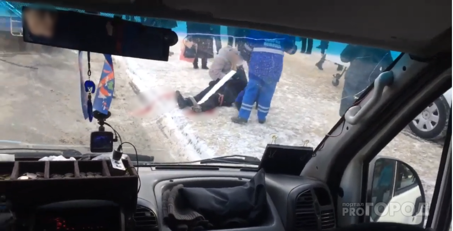 В Йошкар-Оле женщина поскользнулась и упала под колеса "рогатого"