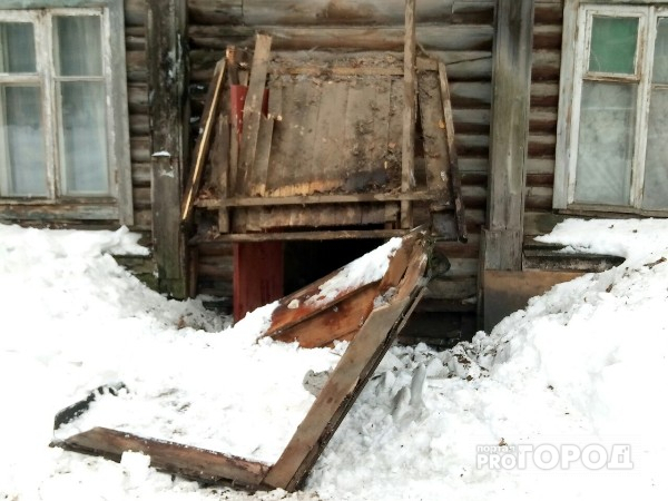 В Йошкар-Оле обрушившийся снег с крыши снес крыльцо дома