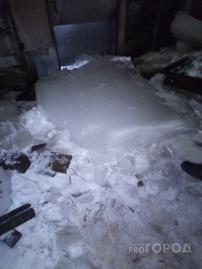 В Йошкар-Оле глыба льда «снесла» козырек жилого дома