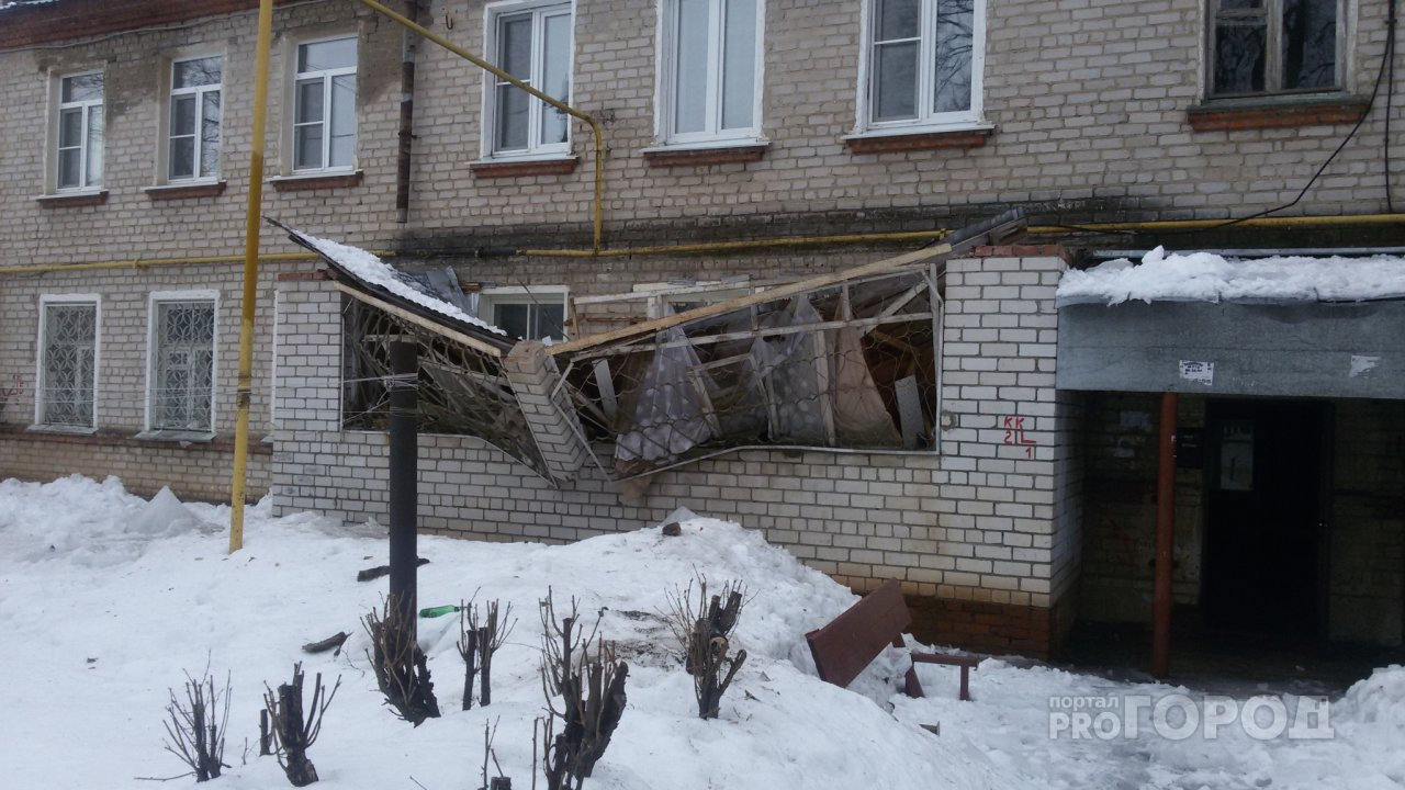 В Йошкар-Оле глыба снега "разнесла" балкон жилого дома