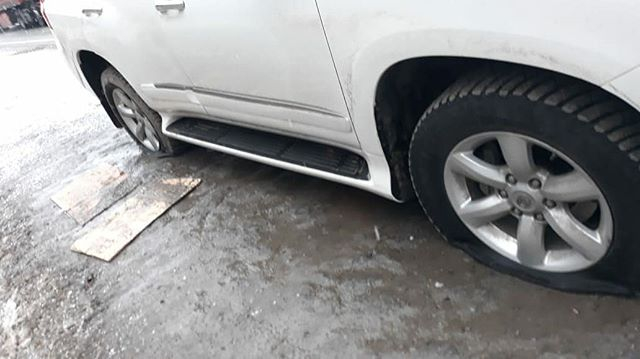 Водитель авто, залетев в глубокую яму на трассе Марий Эл, пробил два колеса