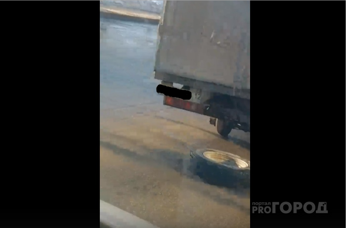 В Йошкар-Оле после ДТП с легковушкой грузовик остался без колес