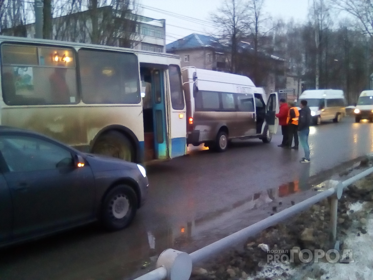 Внимание автомобилисты: В Йошкар-Оле столкновение маршрутки и троллейбуса "закупорило" улицу