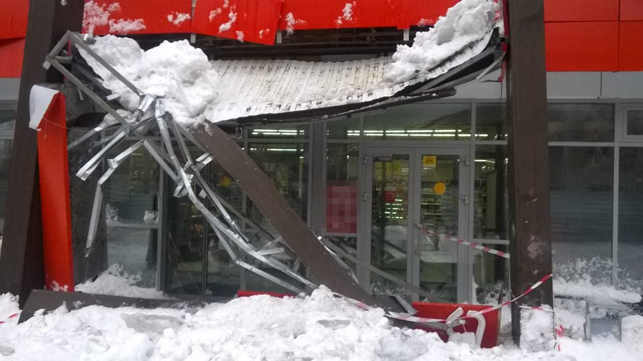 В пригороде Йошкар-Олы снежная лавина разрушила козырек магазина