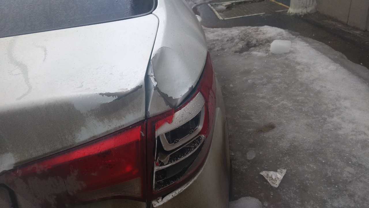 На автомобиль йошкар-олинского общественника рухнула льдина