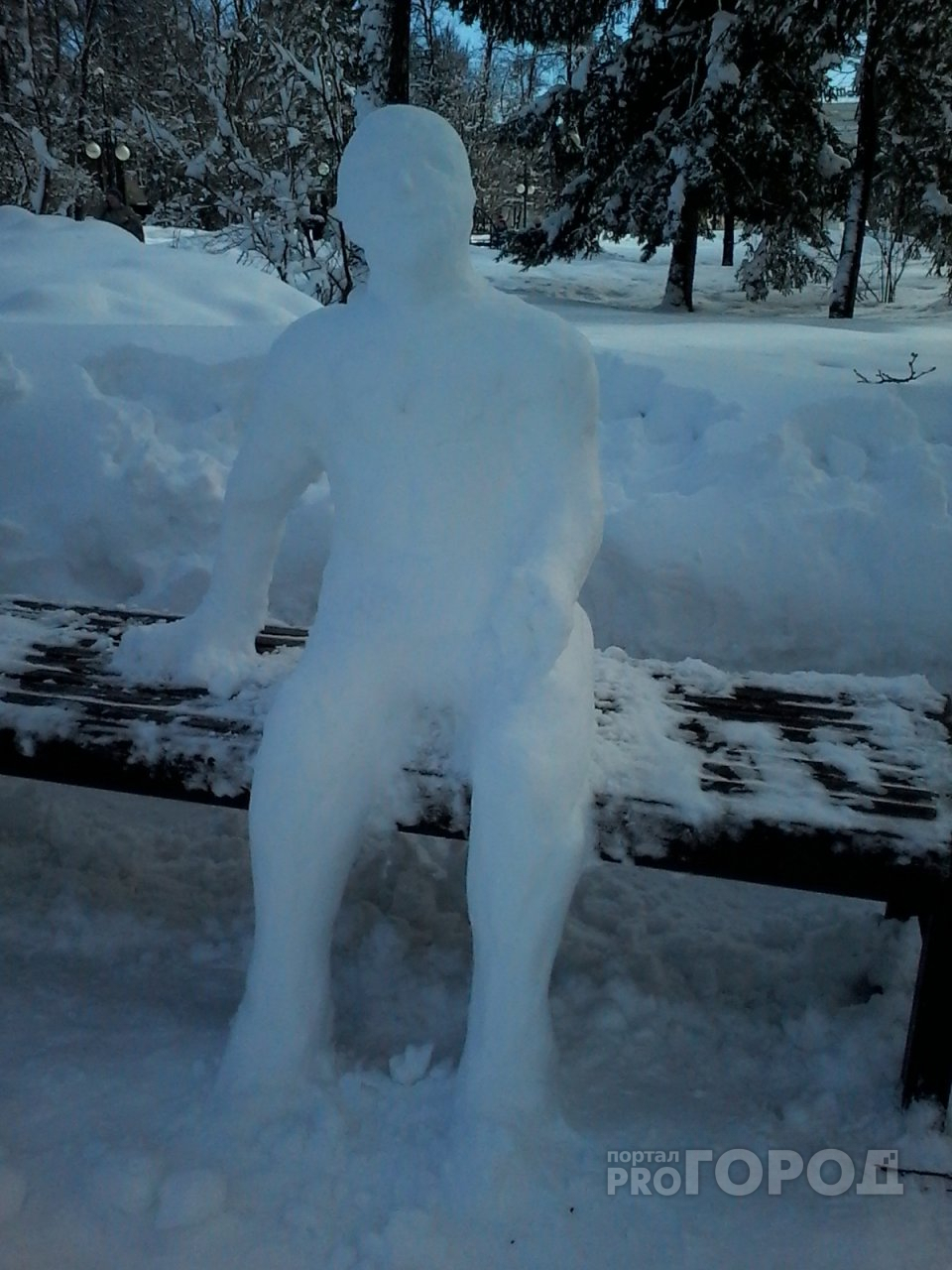 Фото дня: в Йошкар-Оле на лавочке отдыхал «снежный человек»