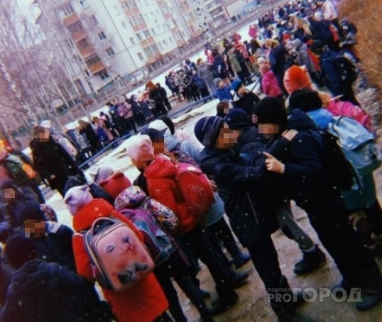 «Все на улицу»: В Йошкар-Оле из школы эвакуировали учеников