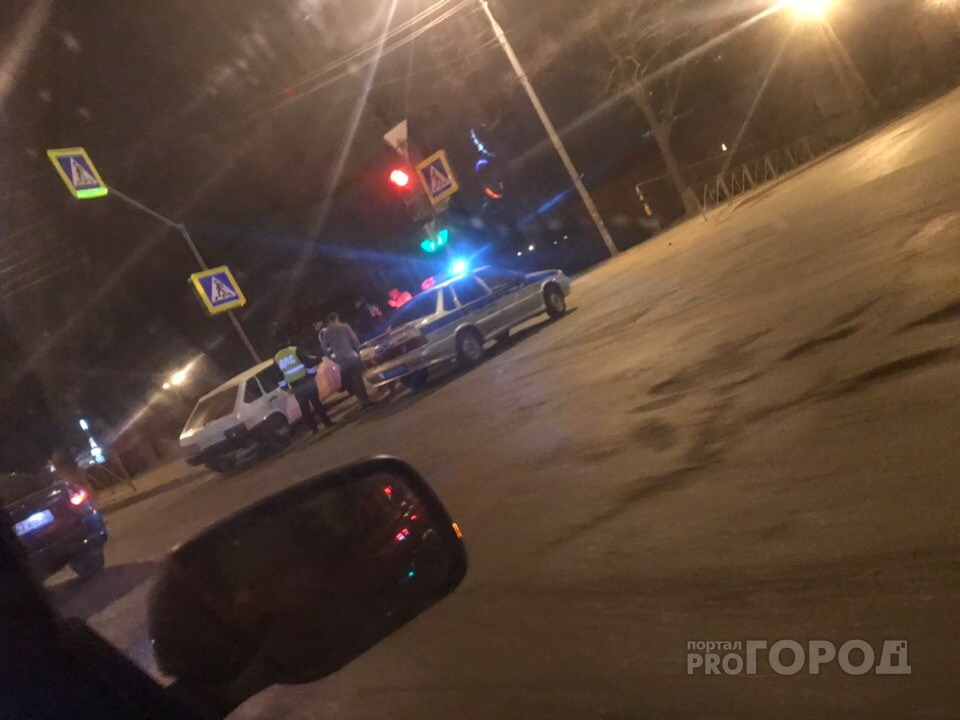 В Йошкар-Оле "лихач" на отечественном авто остановился о дорожный знак