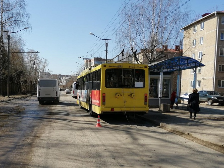 В Йошкар-Оле упавшего в троллейбусе кондуктора увезли в больницу