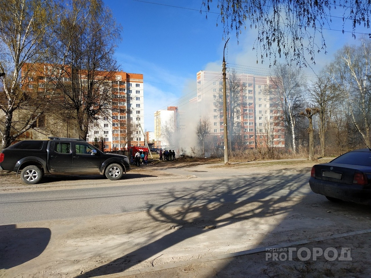 В Йошкар-Оле пожарные больше часа пытались унять "дикое" пламя рядом с многоквартирным домом