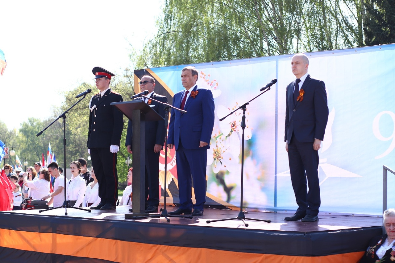 Глава Марий Эл и мэр Йошкар-Олы возложили цветы к Монументу Воинской Славы