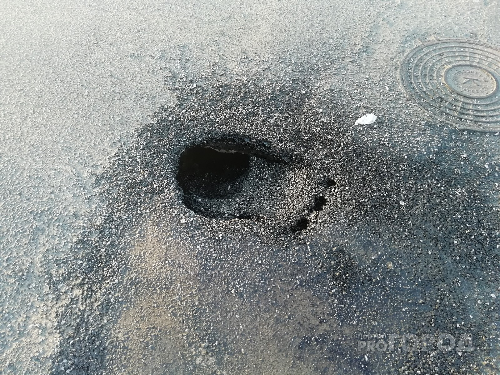 Массовое разрушение асфальта: в Йошкар-Оле появилась новая яма