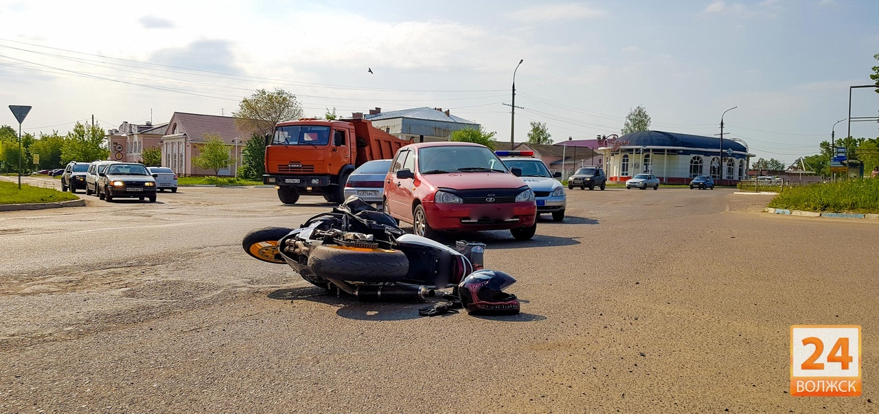 Лобовое столкновение: в Марий Эл легковушка сбила мотоциклиста