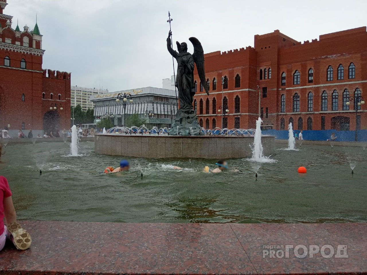 В День защиты детей мальчишки устроили заплыв в фонтане Архангела Гавриила