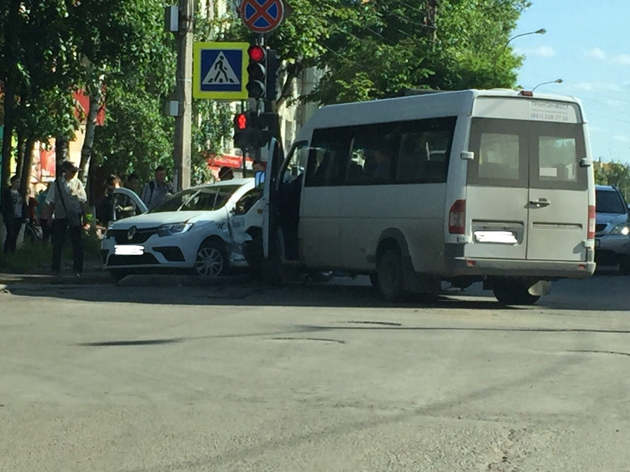 В Йошкар-Оле ДТП с маршруткой и такси закончилось пострадавшими