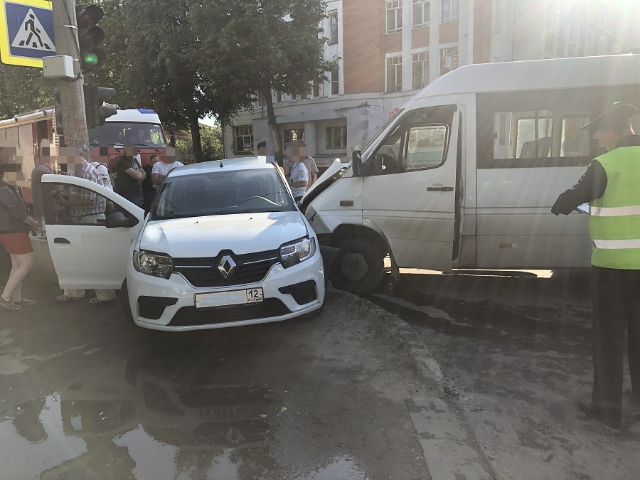 Стало известно, кто пострадал в ДТП с маршруткой и такси в Йошкар-Оле