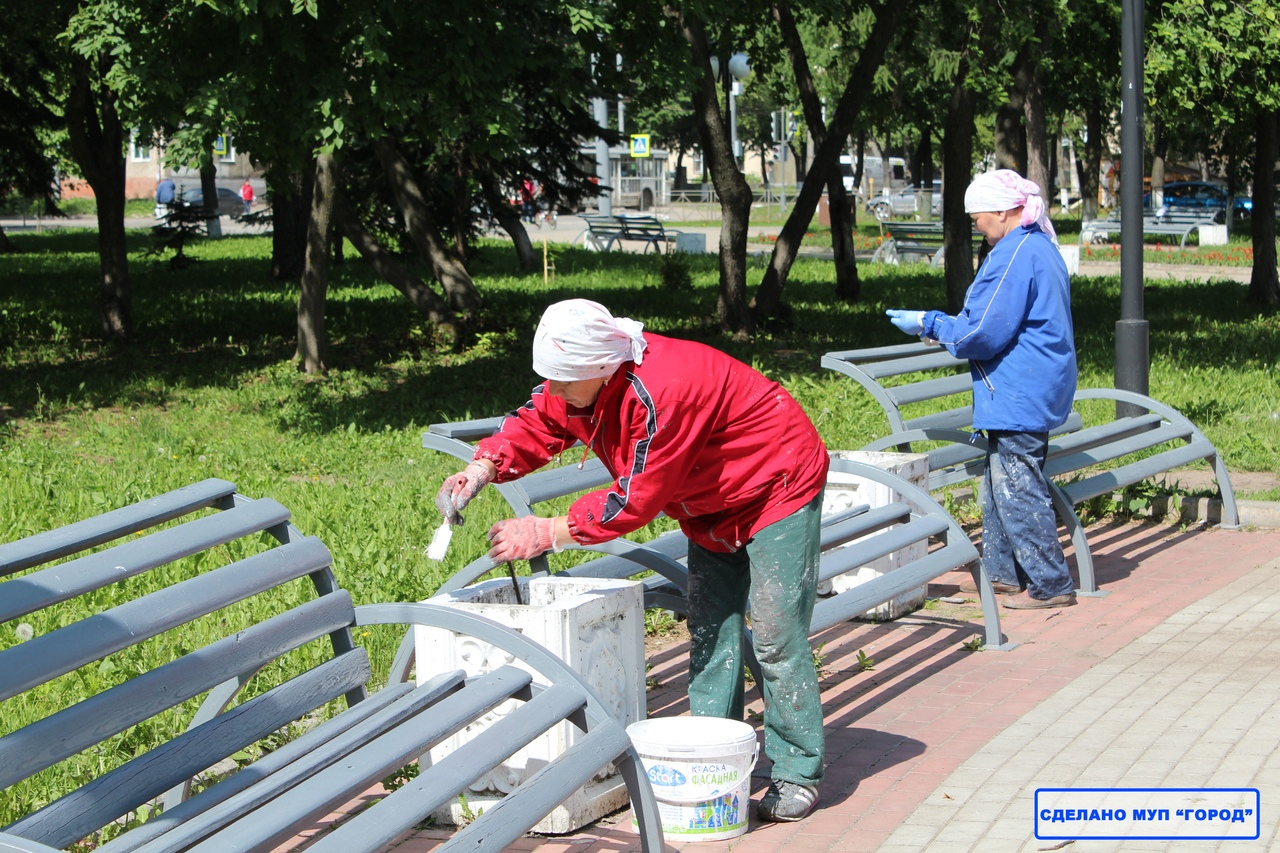 В Йошкар-Оле обновили скамейки и урны на площади в центре города
