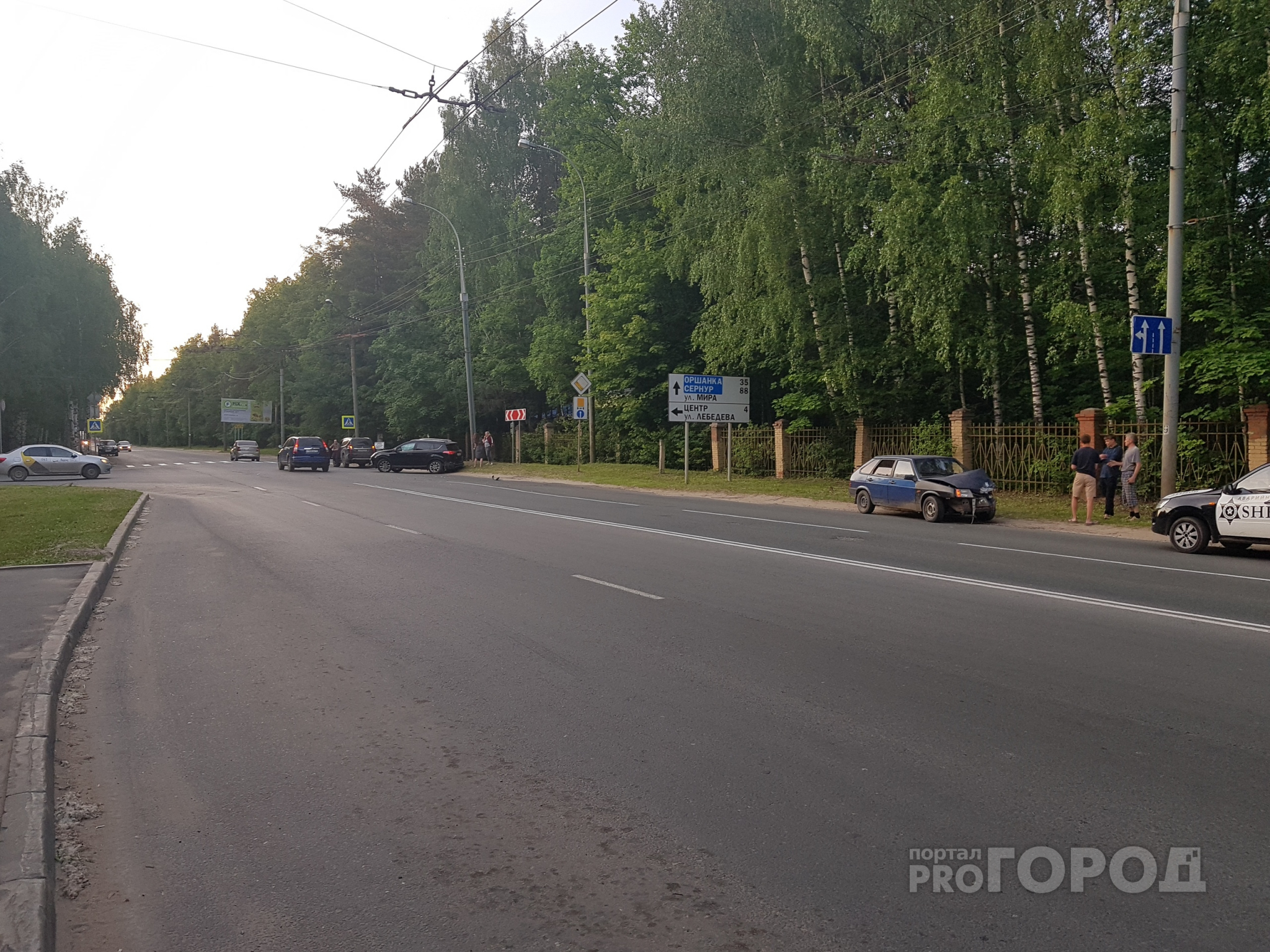 Столкнулись две машины на перекрестке Йошкар-Ола июнь 2019